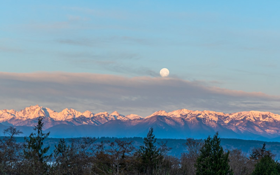 2021-03-29, Hansville-Full moon over the Olympics